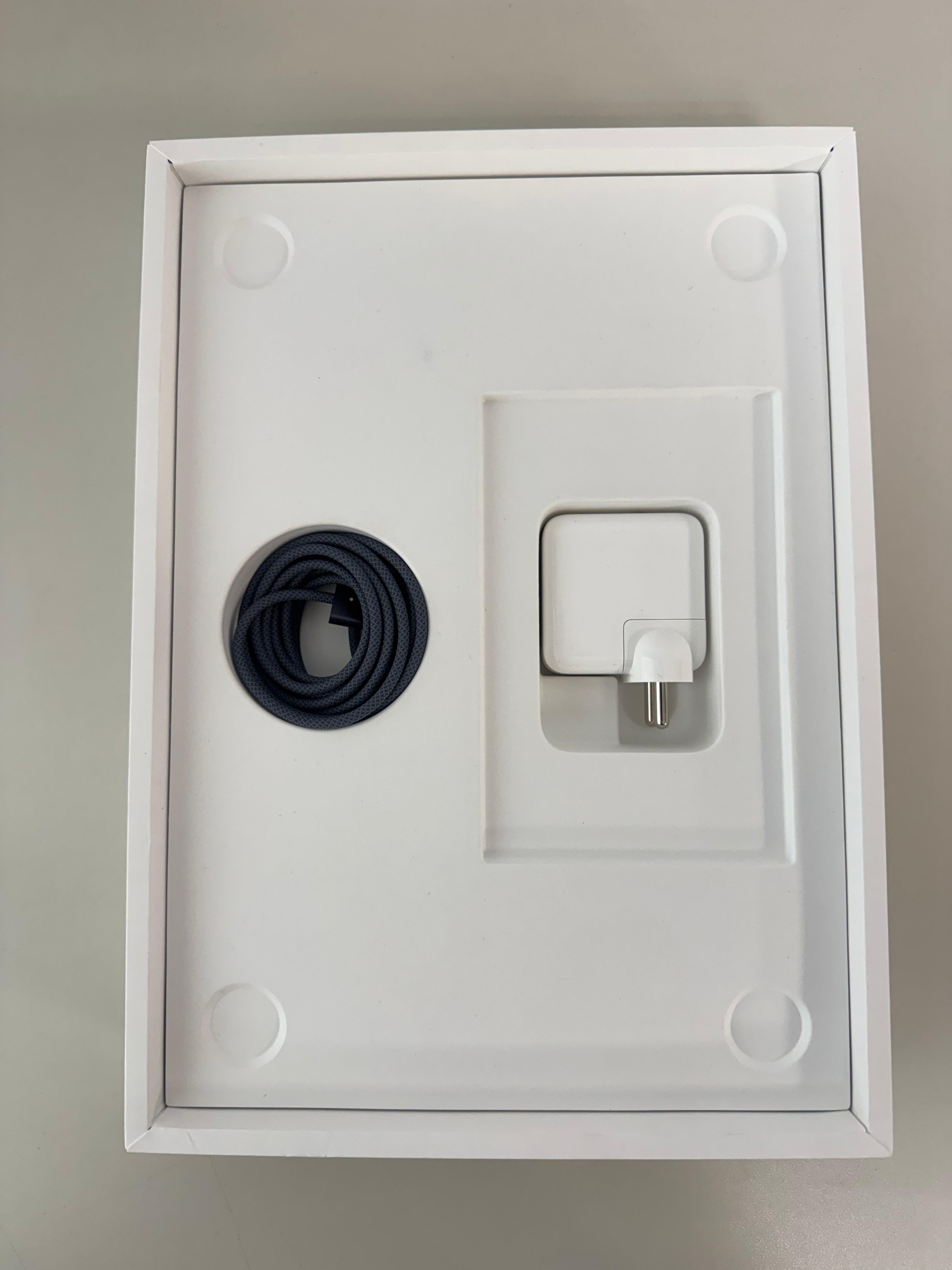 MacBook Air 13" (2025) M4 / 16GB / 256GB SSD Meia-noite - Seminovo